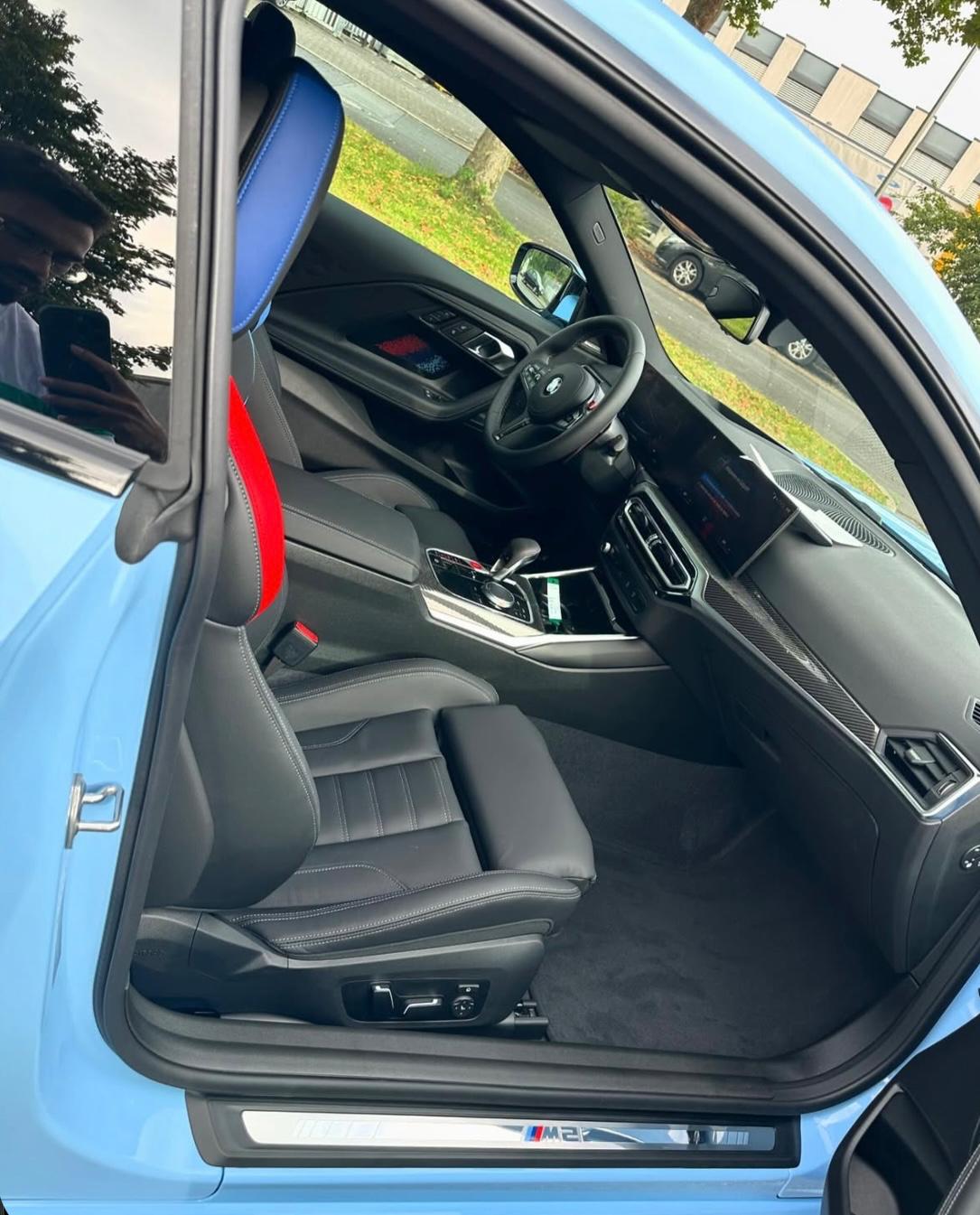 Blick in den Innenraum eines blauen BMW